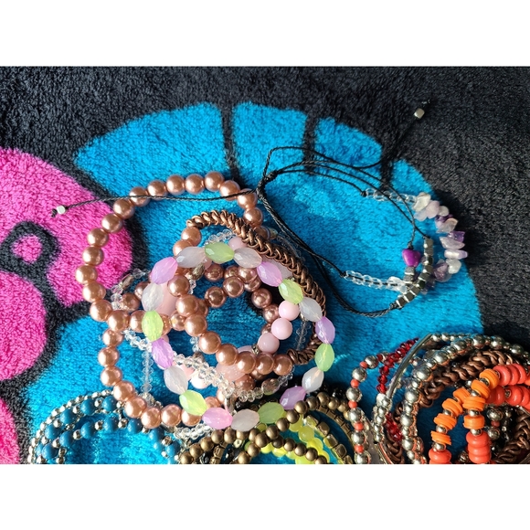 A bunch of Stretchy bracelets and 1 free gift! - Picture 4 of 4